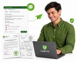 Traducciones certificadas para USCIS: traductor con camisa verde y laptop LangCertix, correo de entrega, acta de nacimiento en inglés y certificación de exactitud firmada sobre fondo blanco.