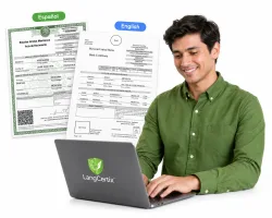 Traducciones certificadas para USCIS: traductor sonriente con camisa verde escribiendo en una laptop LangCertix, junto a ejemplos de actas de nacimiento mexicanas en español e inglés, identificados por idioma, sobre fondo blanco.