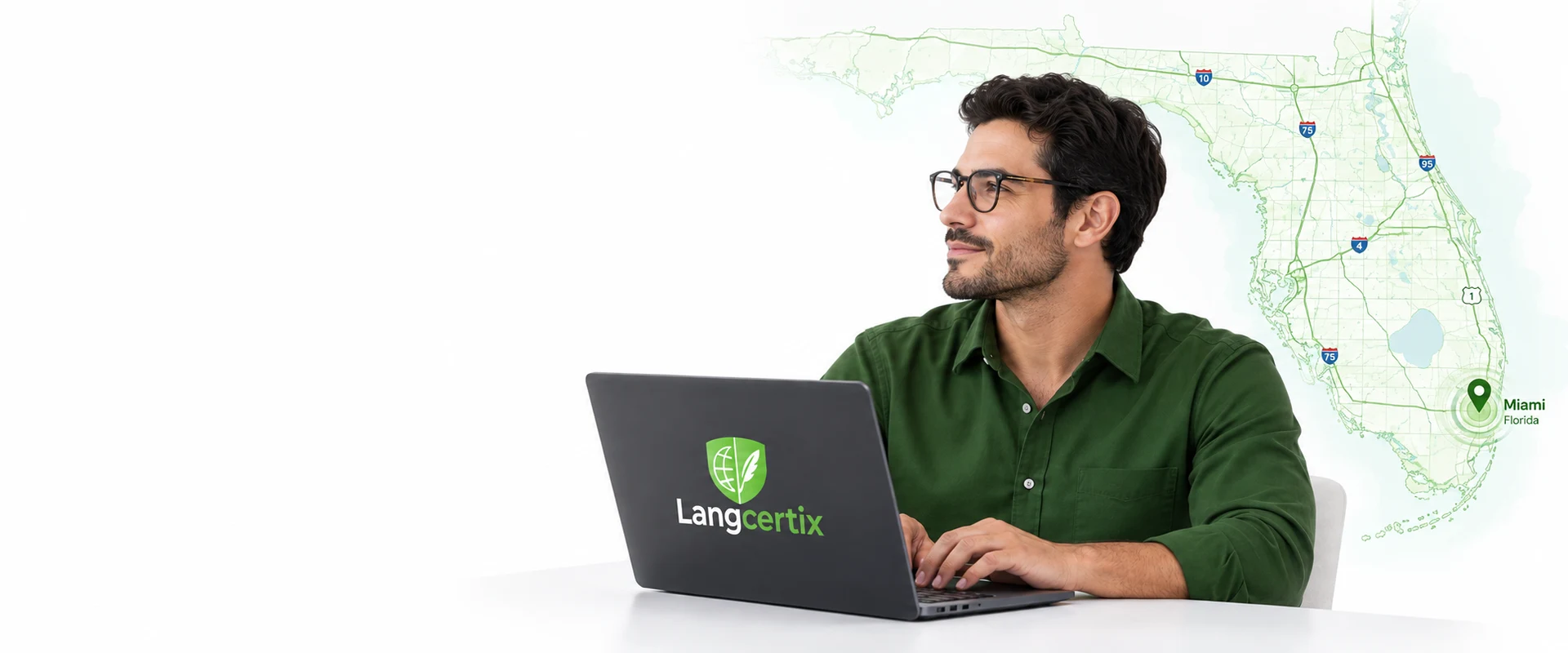 Traductor de cabello negro y lentes, con camisa verde y laptop LangCertix, mirando a la izquierda frente a un mapa ilustrativo de Florida con Miami señalado.