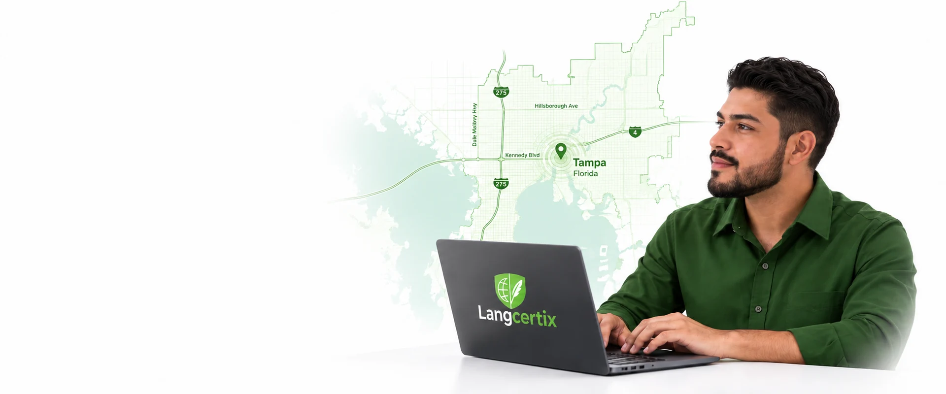 Ilustración de un traductor de camisa verde mirando hacia la izquierda, con laptop LangCertix y mapa de Tampa, Florida.